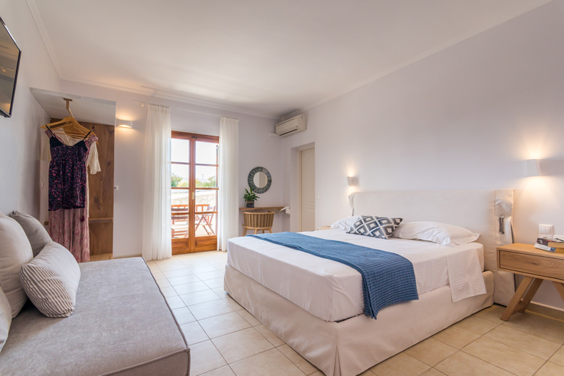 Milos Konstantinos Hotel | Family Room with Garden View | Rooms in Milos